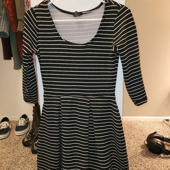 Black and White Dress - Picture 1 of 1